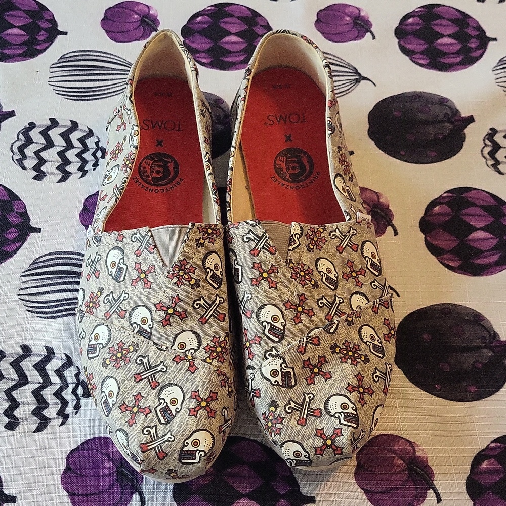 Women's Toms size 9.5 skull cross bones shoes